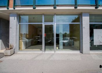Facciata - Negozio via Paolo Regis, 64, Chivasso - foto 1