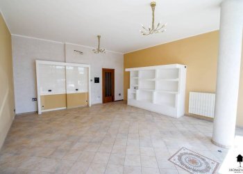 Cucina - Negozio via Paolo Regis, 64, Chivasso - foto 2