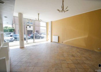 Interno non residenziale - Negozio via Paolo Regis, 64, Chivasso - foto 5