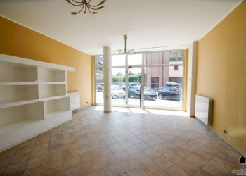 Interno non residenziale - Negozio via Paolo Regis, 64, Chivasso - foto 6