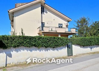 Facciata - Villa via del Colle, 22, Aprilia - foto 6