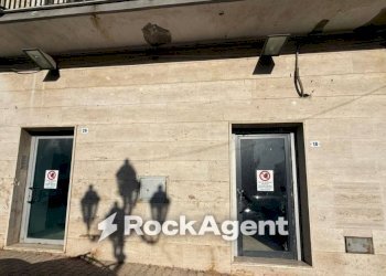 Facciata - Negozio piazza Vittorio Emanuele, 18, Pietraperzia - foto 1