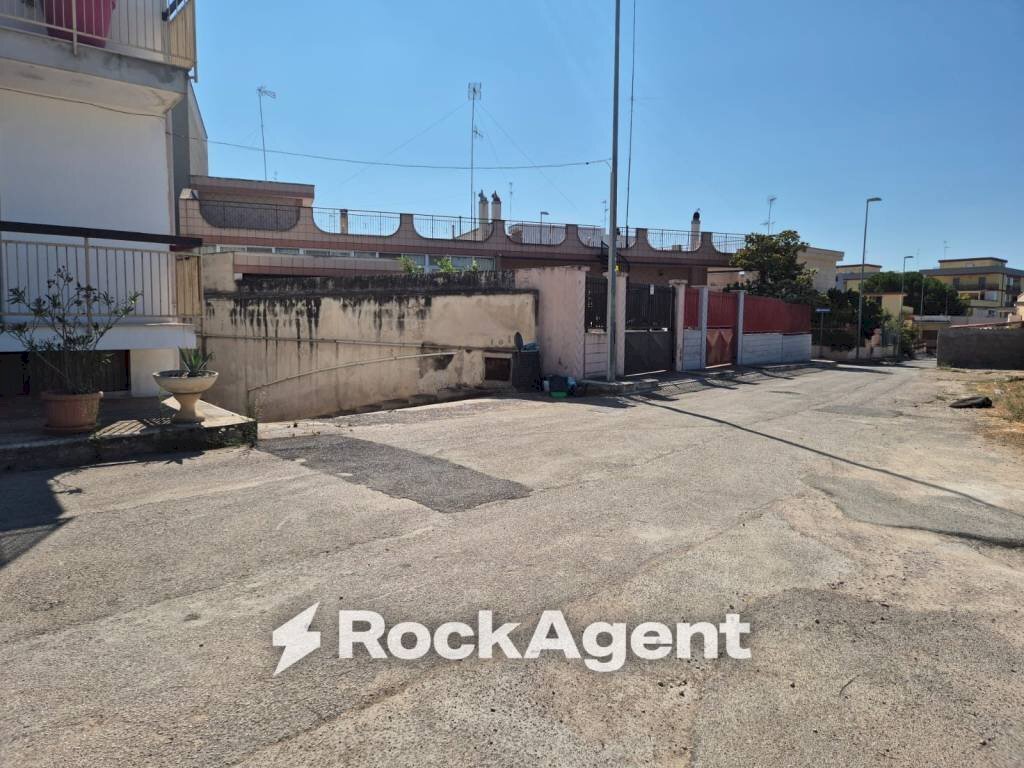 Cortile interno - Magazzino via Mentana, Bitonto - foto 1
