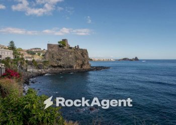 Vista - Casa indipendente via Vicario Nicolosi, 14, Aci Castello - foto 1