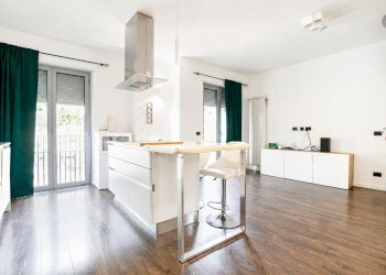 Cucina con penisola - Attico Via Sant' Alberto, Genova (zona Sestri Ponente) - foto 2