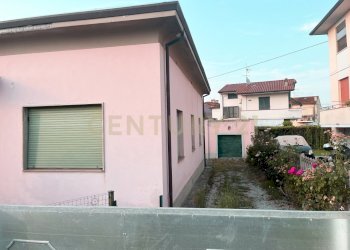 Facciata Laterale destro - Villa Via Aurelia 4, Vecchiano - foto 1