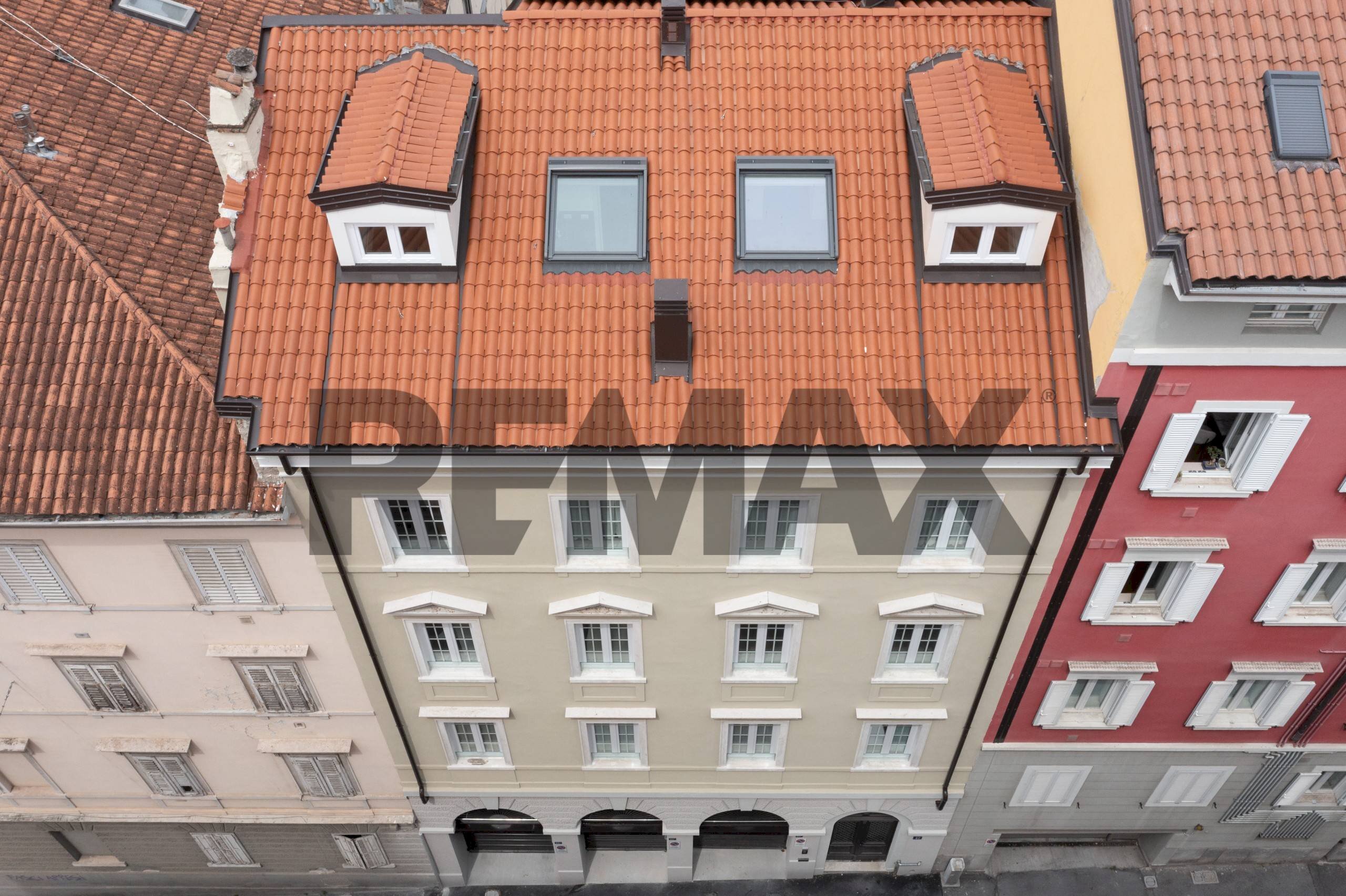 Edificio all\'aperto - Attico Via Ugo Foscolo
 
42, Trieste - foto 1