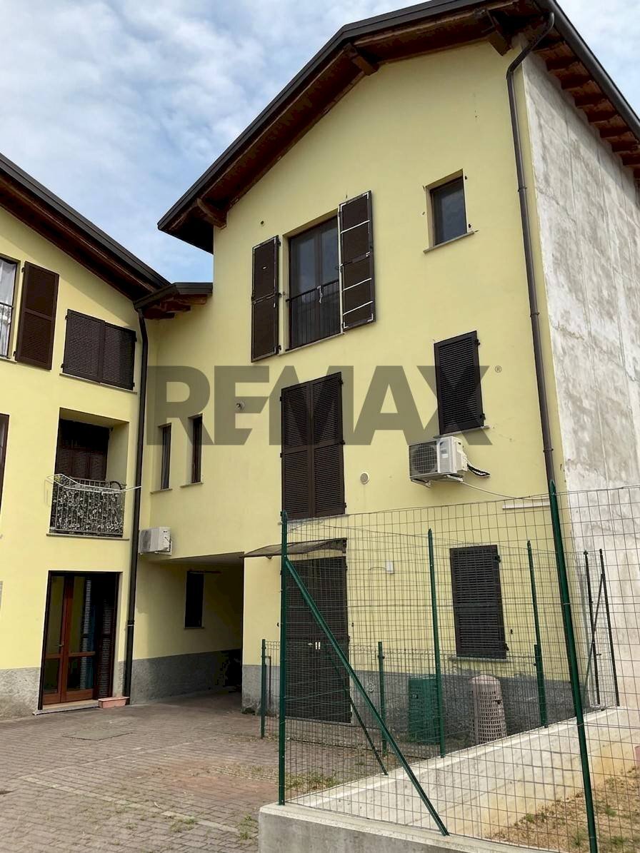 Edificio all\'aperto - Casa semi indipendente via Enrico Tazzoli
 
11, Carugo - foto 1