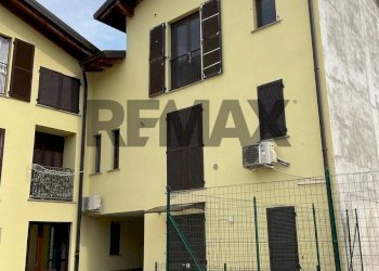 Edificio all\'aperto - Casa semi indipendente via Enrico Tazzoli
11, Carugo - foto 1