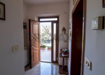 Hall / corridoio - Casa semi indipendente Frazione San Giovanni
 
9, Fabriano - foto 5