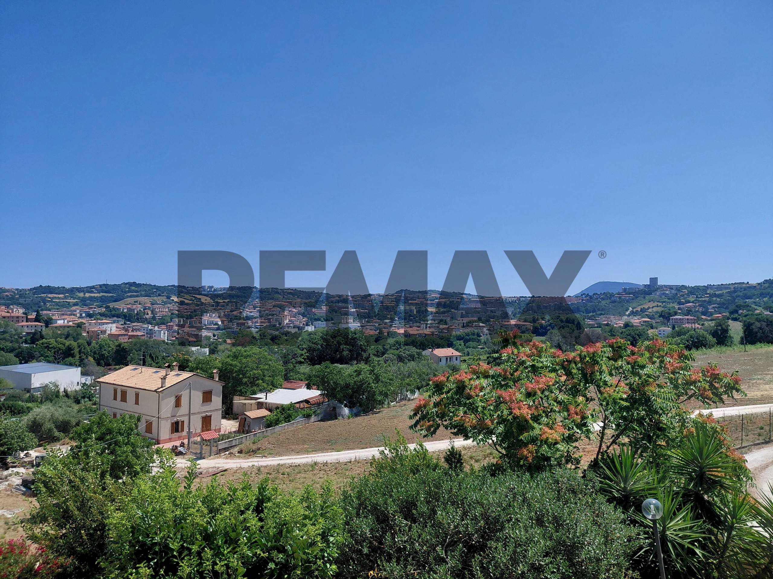 Vista delle montagne - Quadrilocale Via Monte Pennino
 
2A, Ancona - foto 2
