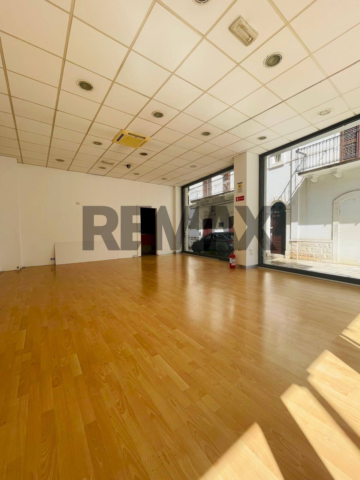 Stanza vuota - Commercial Premises corso Cairoli
 
36-38, Rutigliano - photo 1