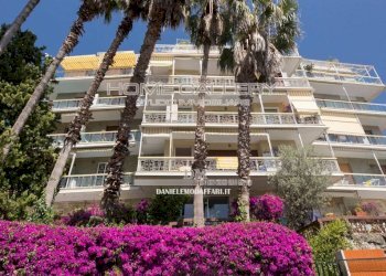 Facciata - Bilocale via Giovanni Bettolo, frazione Quinto Al Mare, Genova - foto 1