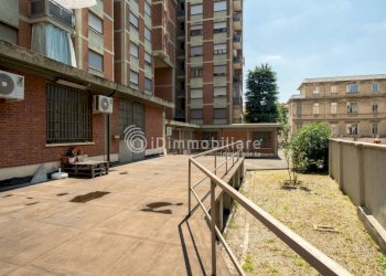 Cortile interno - Magazzino via Schio, 11, Torino (zona Aurora) - foto 20