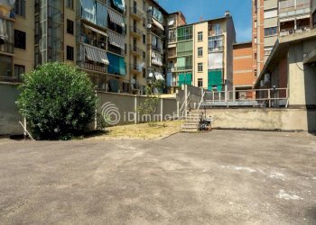 Cortile interno - Magazzino via Schio, 11, Torino (zona Aurora) - foto 22