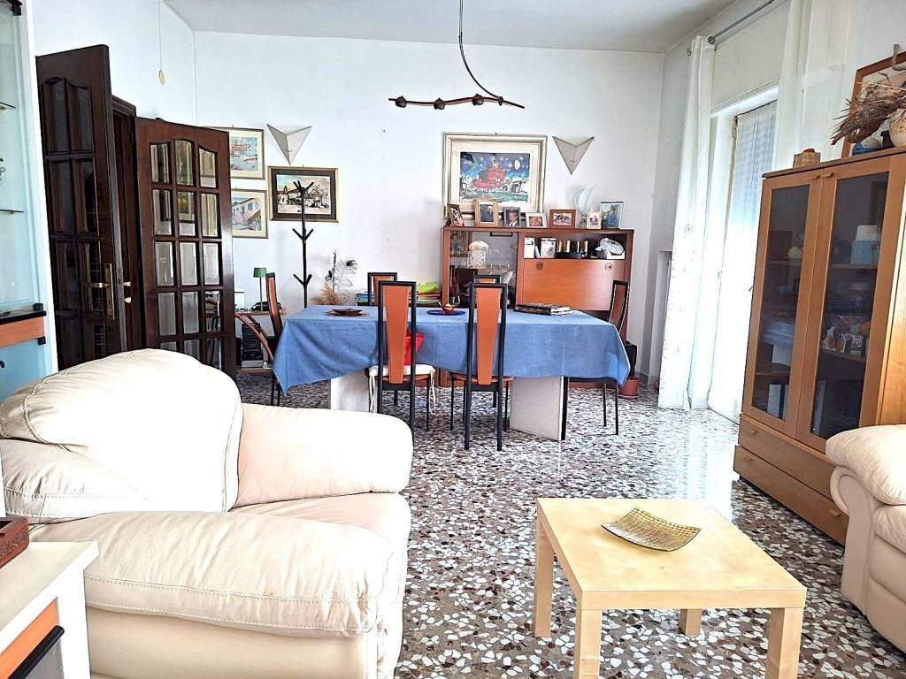 Salone - Quadrilocale via Tenente Francesco De Liguori, 5, Bari - foto 3