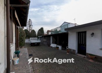 Cortile interno - Villa via Vittorio Alfieri, 39, Cerro Maggiore - foto 34