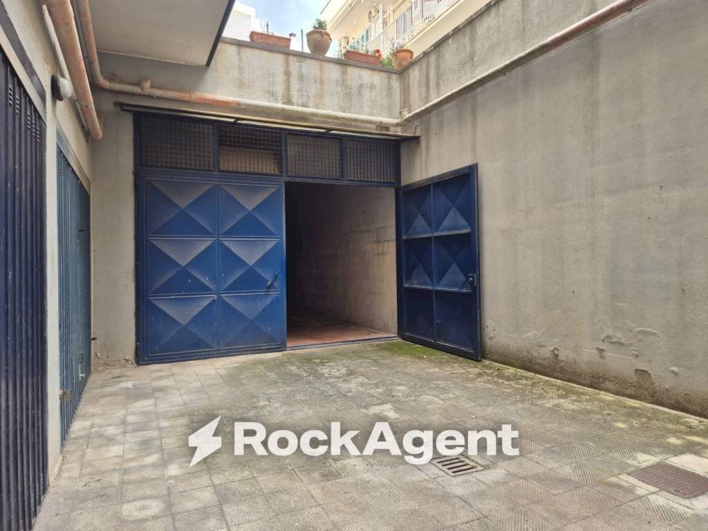 Cortile interno - Garage - Autosilos - Parcheggio via la Sorsa S., 10, Bitritto - foto 1