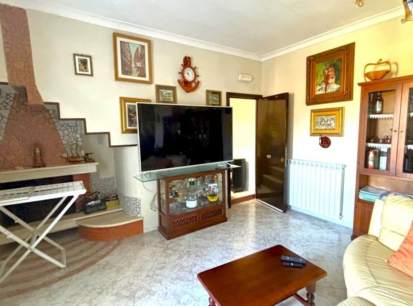 Independent house Mondragone - photo 1