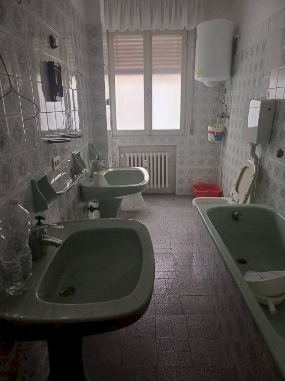 Bagno - Three-room apartment via Mentana, Carpi - photo 3