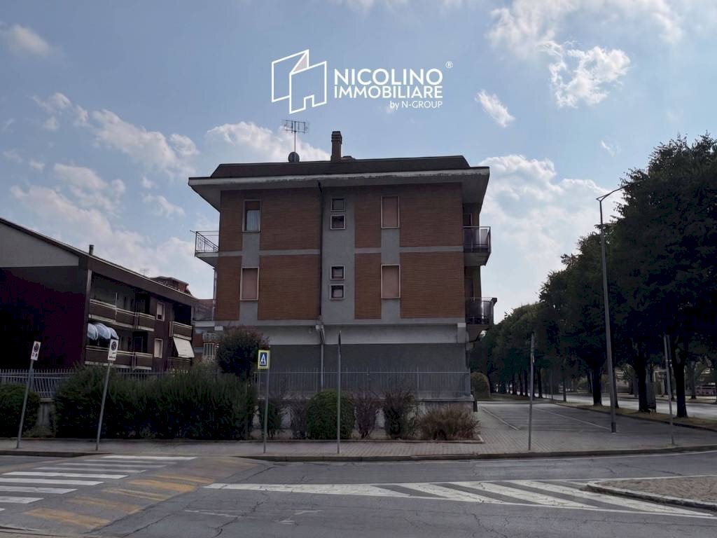 Facciata - Negozio corso Alcide De Gasperi, 21, Cuneo (zona Donatello) - foto 1
