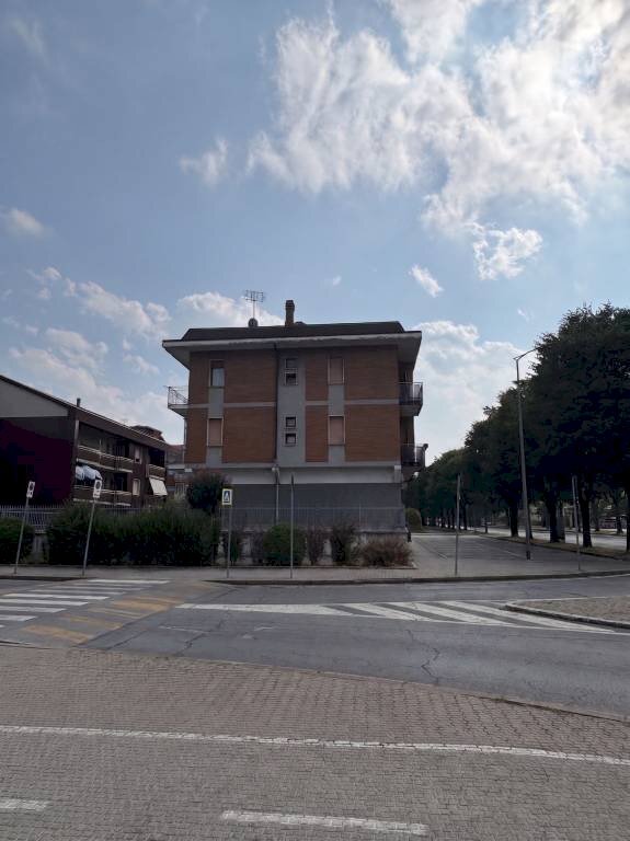 Facciata - Negozio corso Alcide De Gasperi, 21, Cuneo (zona Donatello) - foto 2