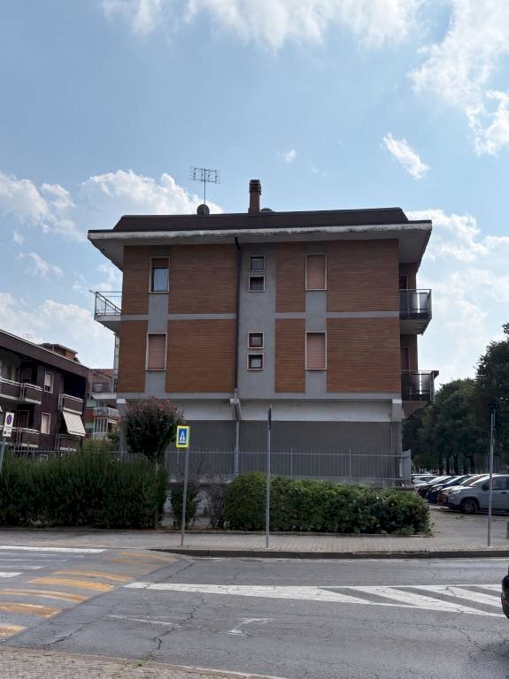 Facciata - Negozio corso Alcide De Gasperi, 21, Cuneo (zona Donatello) - foto 3