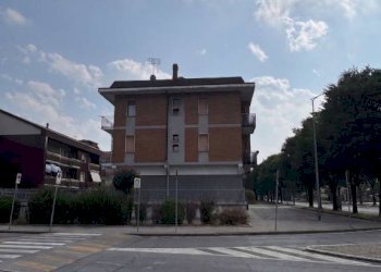 Facciata - Negozio corso Alcide De Gasperi, 21, Cuneo (zona Donatello) - foto 2