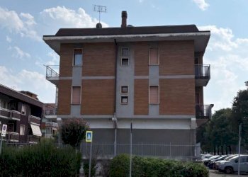 Facciata - Negozio corso Alcide De Gasperi, 21, Cuneo (zona Donatello) - foto 3