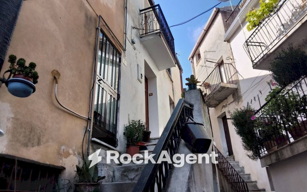 Cortile interno - Casa indipendente vico Filiberto, Gioiosa Ionica - foto 1