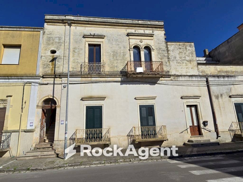 Facciata - Appartamento via Cavour, 112, Salice Salentino - foto 2