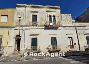 Facciata - Appartamento via Cavour, 112, Salice Salentino - foto 2