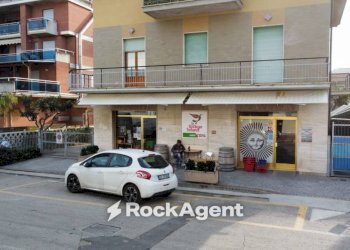 Facciata - Alimentari - Gastronomia via Trieste, 37, Alba Adriatica - foto 2