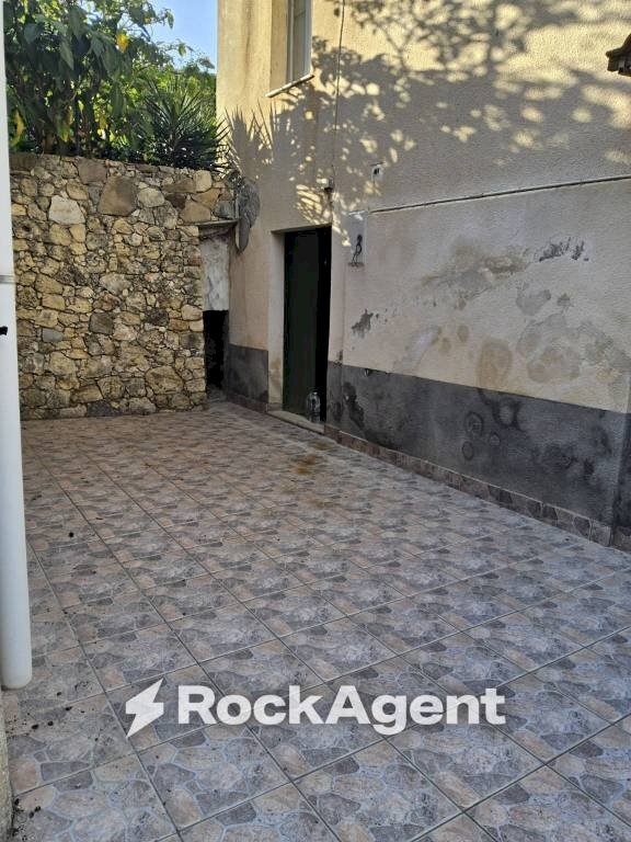 Cortile interno - Casa indipendente vico Nardi, Gioiosa Ionica - foto 2