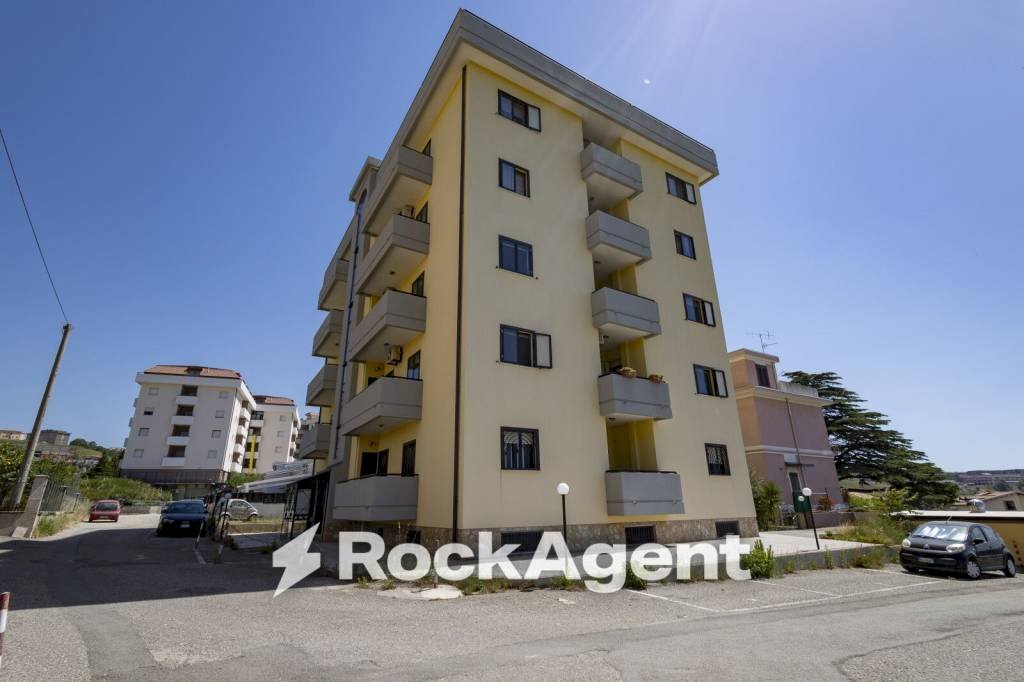 Facciata - Four-room apartment viale Barlaam da Seminara, 36, Catanzaro - photo 2