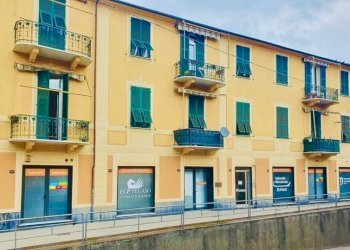 panoramica vetrine - Commercial Premises Via Nazionale 189, Sestri Levante - photo 1