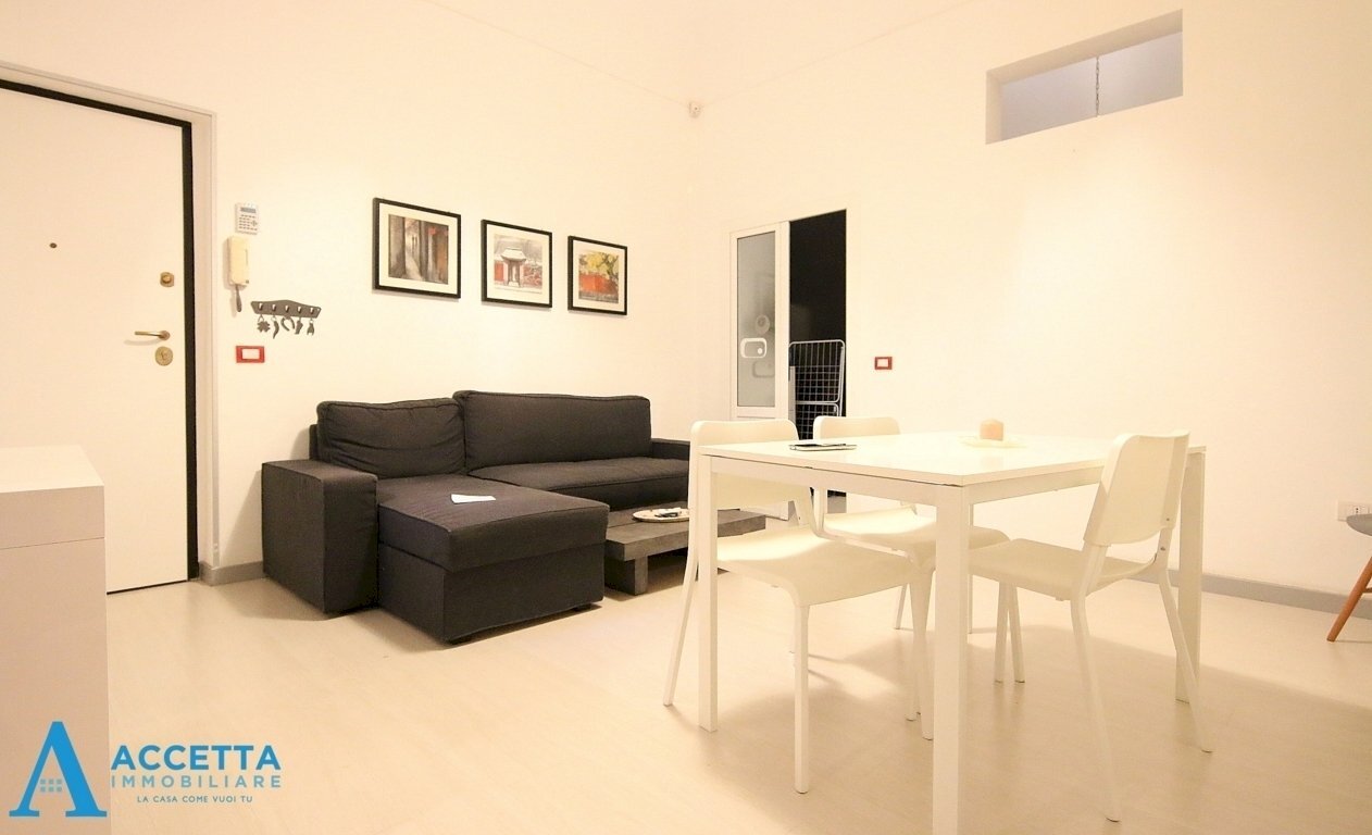 Soggiorno - Bilocale Via Regina Elena 73, Taranto - foto 2