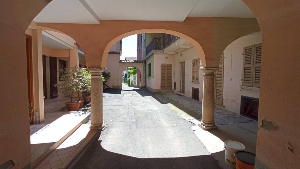 Interno palazzo - Three-room apartment via Vittorio Emanuele II, 36, Maggiora - photo 3