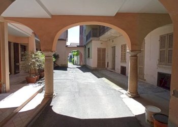 Interno palazzo - Three-room apartment via Vittorio Emanuele II, 36, Maggiora - photo 3