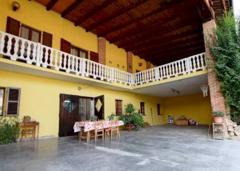 Facciata - Casa indipendente strada di Rocca de' Baldi, 10, Mondovì - foto 2