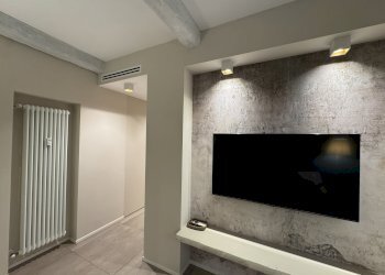 SALA E TV - Three-room apartment via San Petronio Vecchio, Bologna (neighborhood Santo Stefano) - photo 4