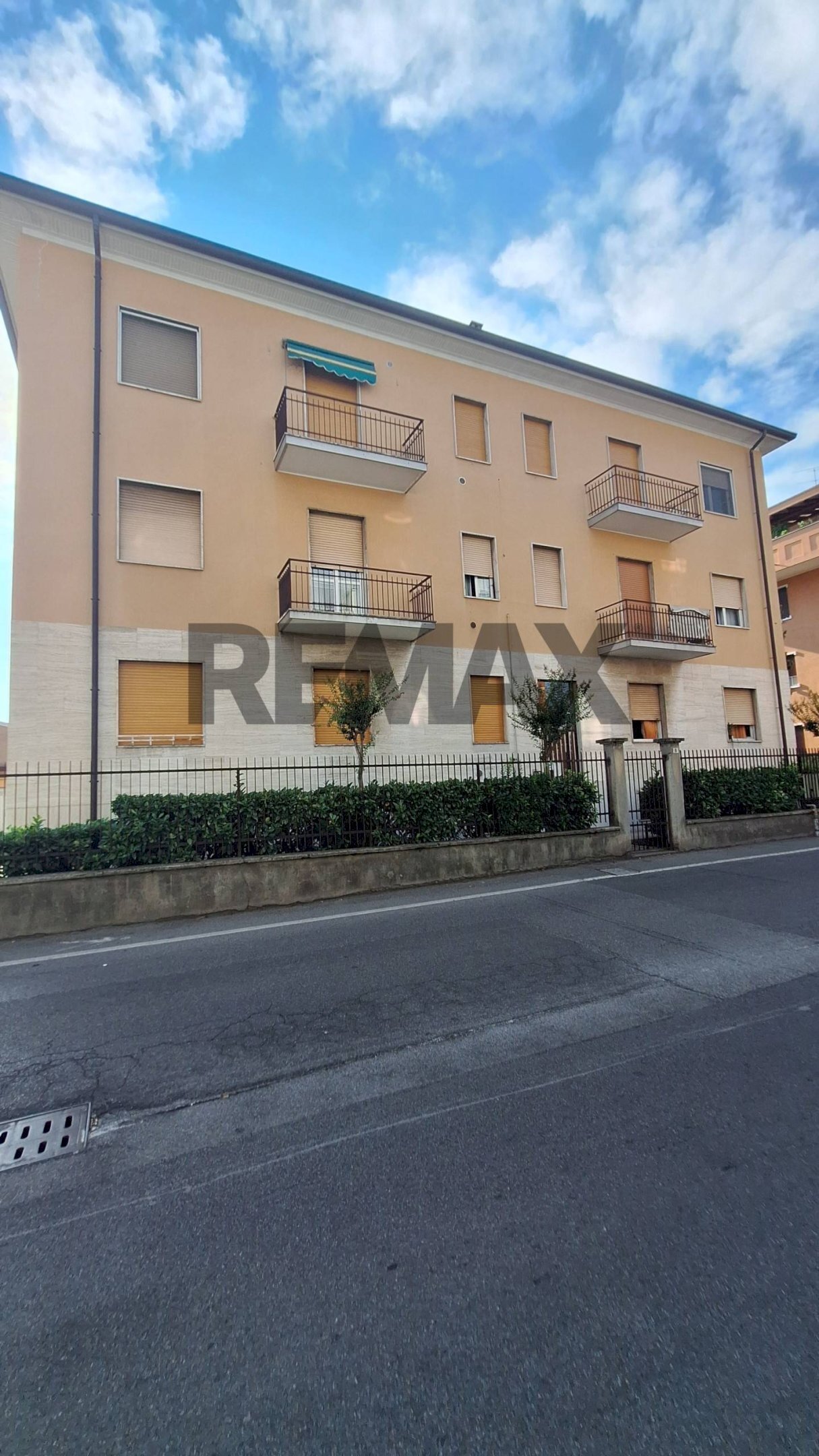 Edificio all\'aperto - Trilocale via Don Mazzolari
 
8, Brugherio - foto 1