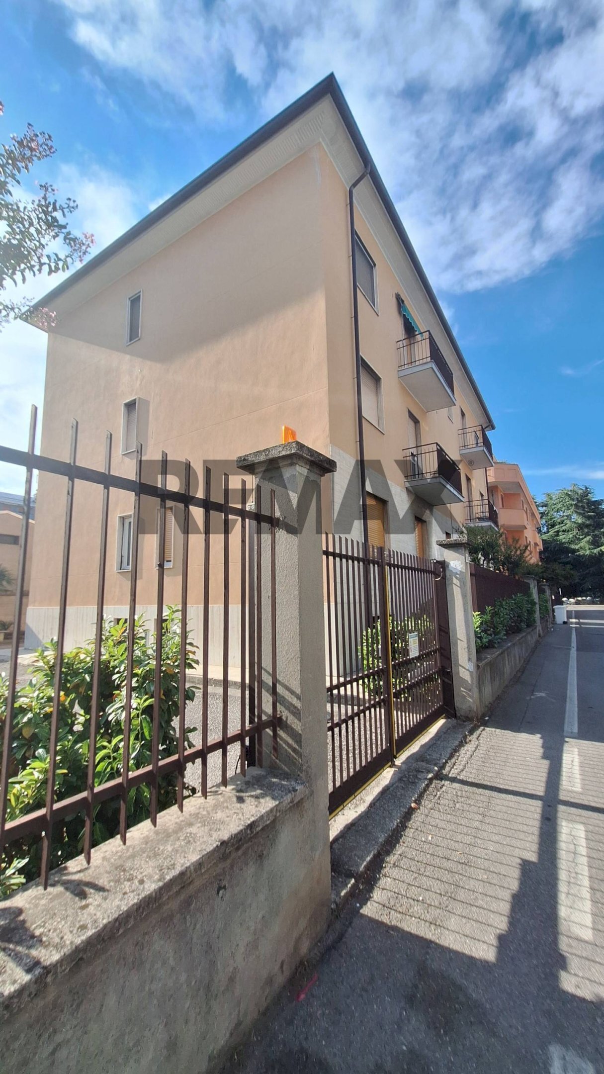 Edificio all\'aperto - Trilocale via Don Mazzolari
 
8, Brugherio - foto 3