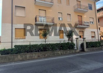 Edificio all\'aperto - Trilocale via Don Mazzolari
 
8, Brugherio - foto 1