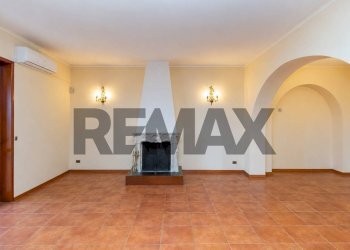 Stanza vuota - Villa Via Cavalier Pietro Leonardi
 
10, Viagrande - foto 9