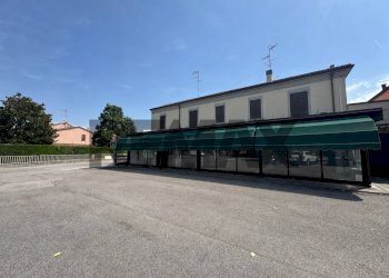 Edificio all\'aperto - Negozio Via Ariosto
11, Masi Torello - foto 6