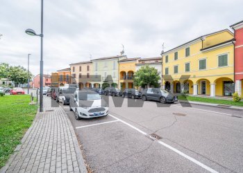 Edificio all\'aperto - Trilocale Via Villa Del Veneziano
 
11, Viadana - foto 47