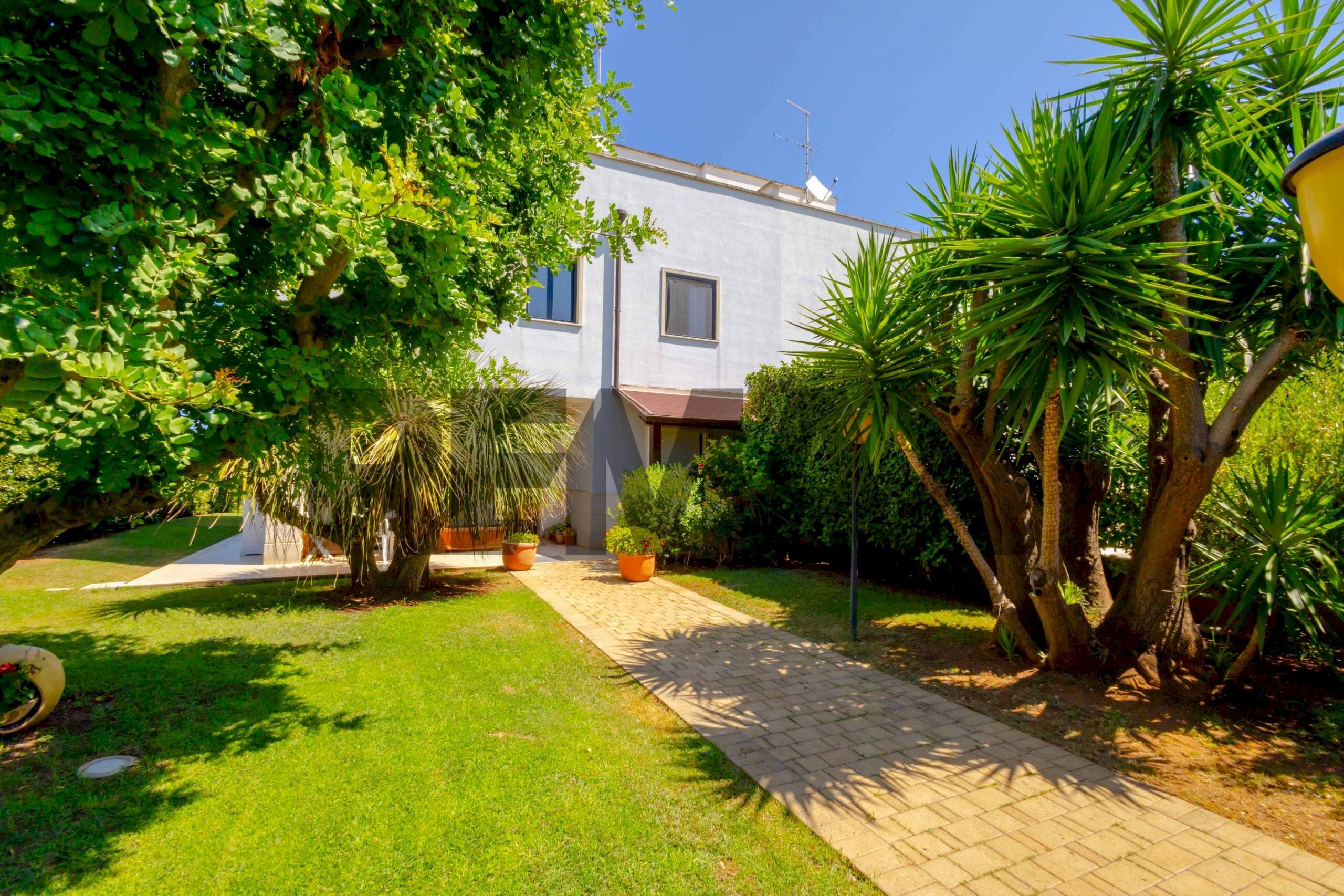 Giardino - Casa semi indipendente Strada Statale 16 Complanare Ovest
 
90, Bari - foto 1