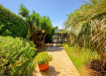 Giardino - Casa semi indipendente Strada Statale 16 Complanare Ovest
90, Bari - foto 2