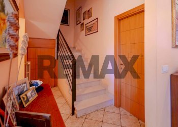 Scale - Casa semi indipendente Strada Statale 16 Complanare Ovest
90, Bari - foto 7